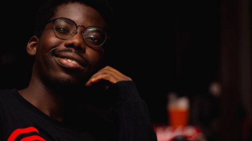 découvrez l'univers de malcolm, une série comique emblématique qui suit les aventures d'un adolescent surdoué et de sa famille déjantée.