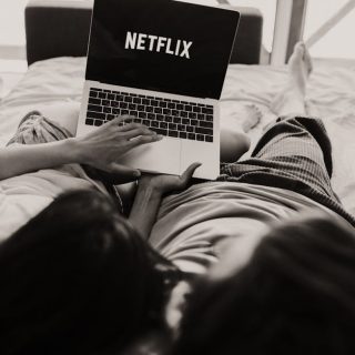 découvrez la série netflix 'bonding', une comédie dramatique captivante qui explore l'amitié inattendue entre une étudiante et un artiste de scène alternatif.