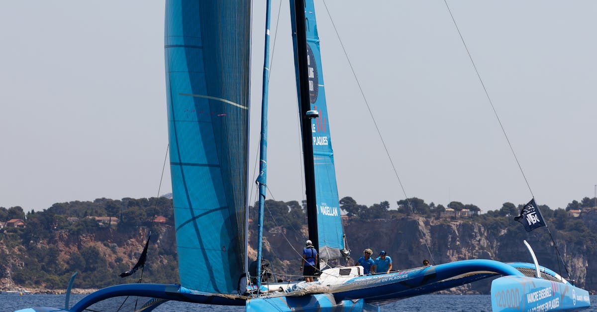 découvrez les trimarans, des voiliers innovants alliant vitesse, stabilité et confort, parfaits pour la navigation de loisirs ou la course en mer.