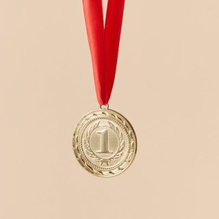 découvrez les baeksang arts awards, la prestigieuse cérémonie sud-coréenne honorant l'excellence dans le cinéma, la télévision et le théâtre.