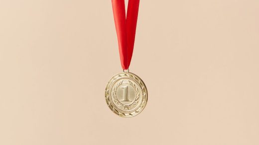 découvrez les baeksang arts awards, la prestigieuse cérémonie sud-coréenne honorant l'excellence dans le cinéma, la télévision et le théâtre.