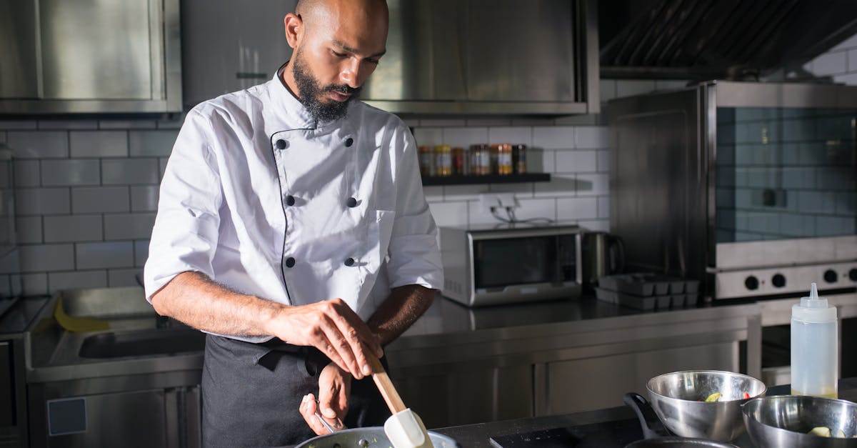 découvrez le rôle et les compétences d'un chef, expert en cuisine, qui crée des plats savoureux et dirige une brigade avec passion et créativité.