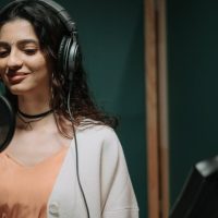 découvrez le doublage créatif, une technique innovante qui donne vie aux contenus audio et vidéo grâce à des voix originales et personnalisées.