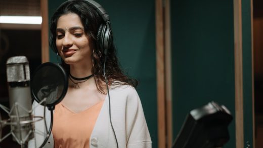 découvrez le doublage créatif, une technique innovante qui donne vie aux contenus audio et vidéo grâce à des voix originales et personnalisées.