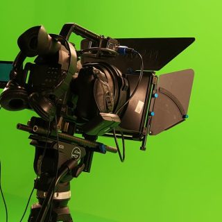 découvrez notre studio de cinéma professionnel, équipé pour la production de films, publicités et contenus vidéo de haute qualité.