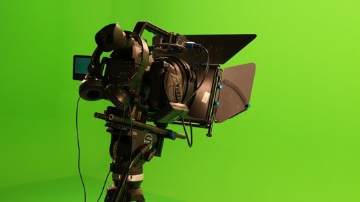 découvrez notre studio de cinéma professionnel, équipé pour la production de films, publicités et contenus vidéo de haute qualité.