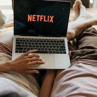 découvrez le projet netflix 'harry and meghan', une série exclusive qui retrace la vie et les défis du duc et de la duchesse de sussex.