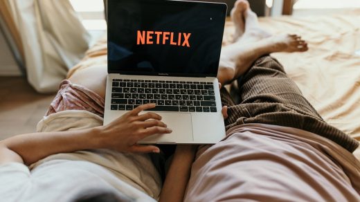 découvrez le projet netflix 'harry and meghan', une série exclusive qui retrace la vie et les défis du duc et de la duchesse de sussex.