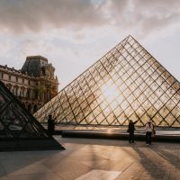 découvrez les détails fascinants du vol au louvre, une affaire mystérieuse et captivante qui a marqué l'histoire du célèbre musée parisien.