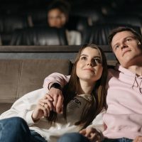 découvrez les dernières sorties de films, bandes-annonces, dates de sortie et critiques pour ne rien manquer des nouveautés cinématographiques.