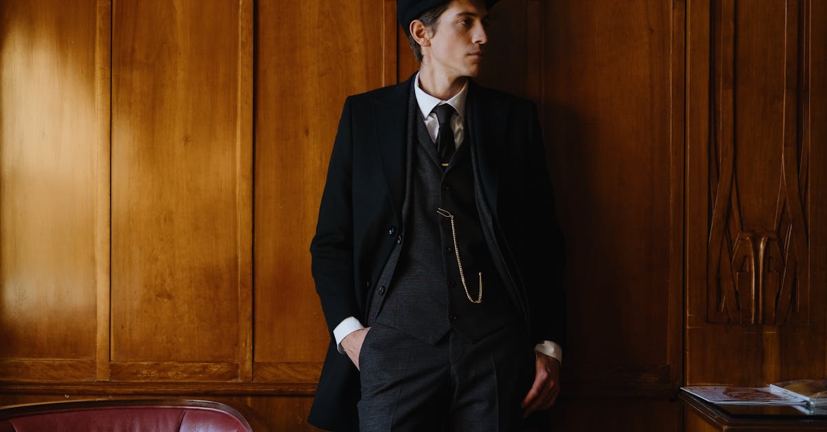 découvrez peaky blinders, la série dramatique britannique captivante qui suit la famille shelby dans le birmingham des années 1920, mêlant crime, pouvoir et passion.