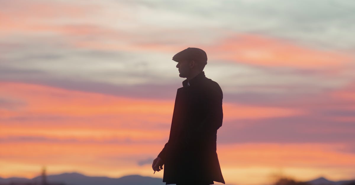 découvrez l'univers sombre et captivant de peaky blinders, la série historique qui suit la famille shelby dans le birmingham des années 1920.