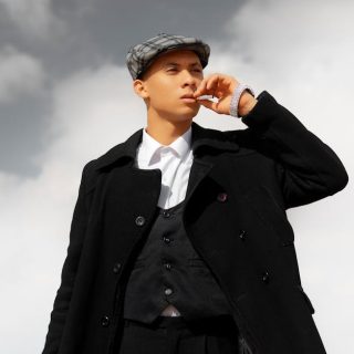 découvrez l'univers sombre et captivant de peaky blinders, la série dramatique britannique qui suit la famille shelby et leurs activités criminelles dans le birmingham d'après-guerre.