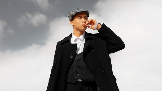 découvrez l'univers sombre et captivant de peaky blinders, la série dramatique britannique qui suit la famille shelby et leurs activités criminelles dans le birmingham d'après-guerre.