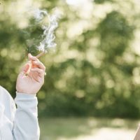 découvrez tout sur la cigarette : ses effets, risques pour la santé, alternatives et conseils pour arrêter de fumer.