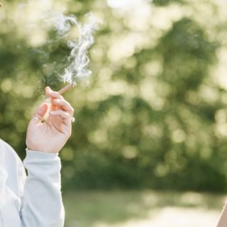 découvrez tout sur la cigarette : ses effets, risques pour la santé, alternatives et conseils pour arrêter de fumer.