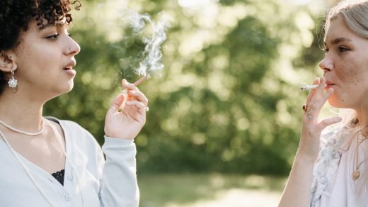 découvrez tout sur la cigarette : ses effets, risques pour la santé, alternatives et conseils pour arrêter de fumer.