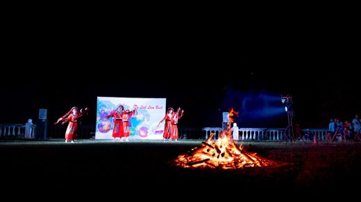 découvrez une soirée culturelle riche en arts, musique et traditions pour célébrer la diversité et le patrimoine.
