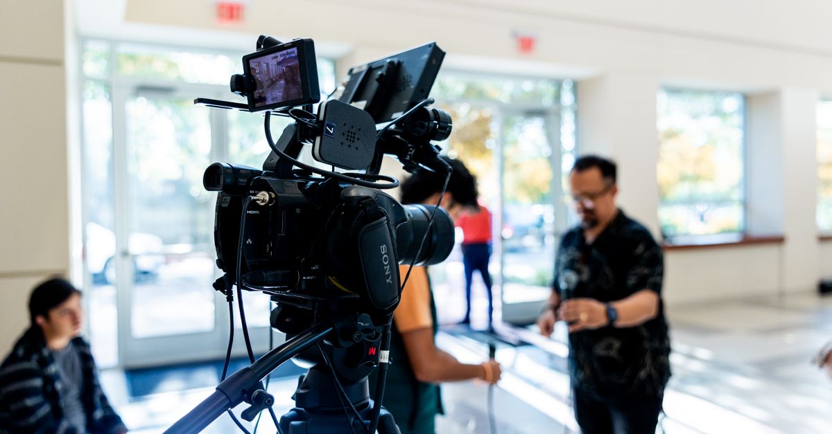 découvrez tout sur le filming : techniques, équipements et conseils pour réaliser des vidéos de qualité professionnelle.