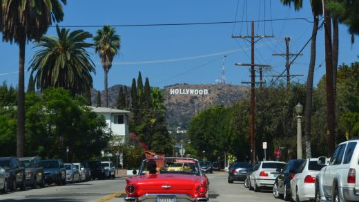 découvrez l'univers fascinant d'hollywood, berceau du cinéma mondial, ses stars emblématiques, ses studios légendaires et ses histoires captivantes.