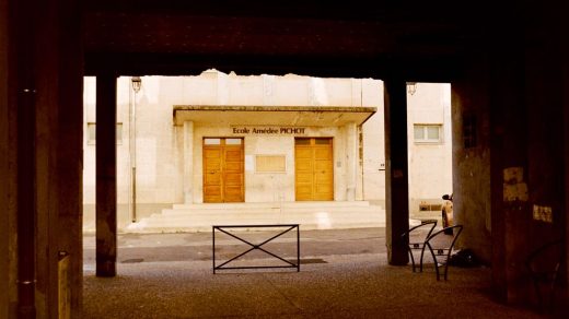 découvrez le madame figaro arles photo prize 2026, un concours prestigieux mettant en lumière les talents émergents de la photographie contemporaine.