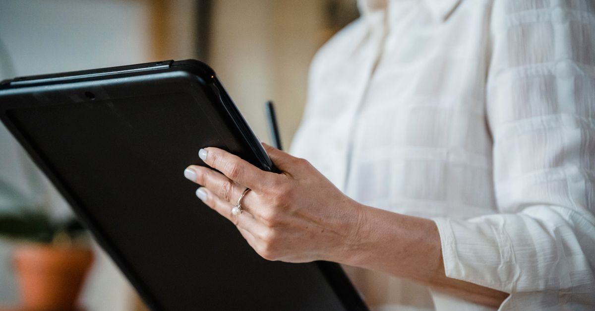 découvrez notre tablette robuste, conçue pour résister aux environnements difficiles tout en offrant performance et fiabilité pour toutes vos aventures professionnelles et personnelles.