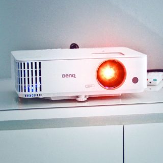découvrez notre sélection de vidéoprojecteurs haute qualité pour une expérience visuelle exceptionnelle à la maison ou au bureau. technologie avancée, images nettes et performance fiable.