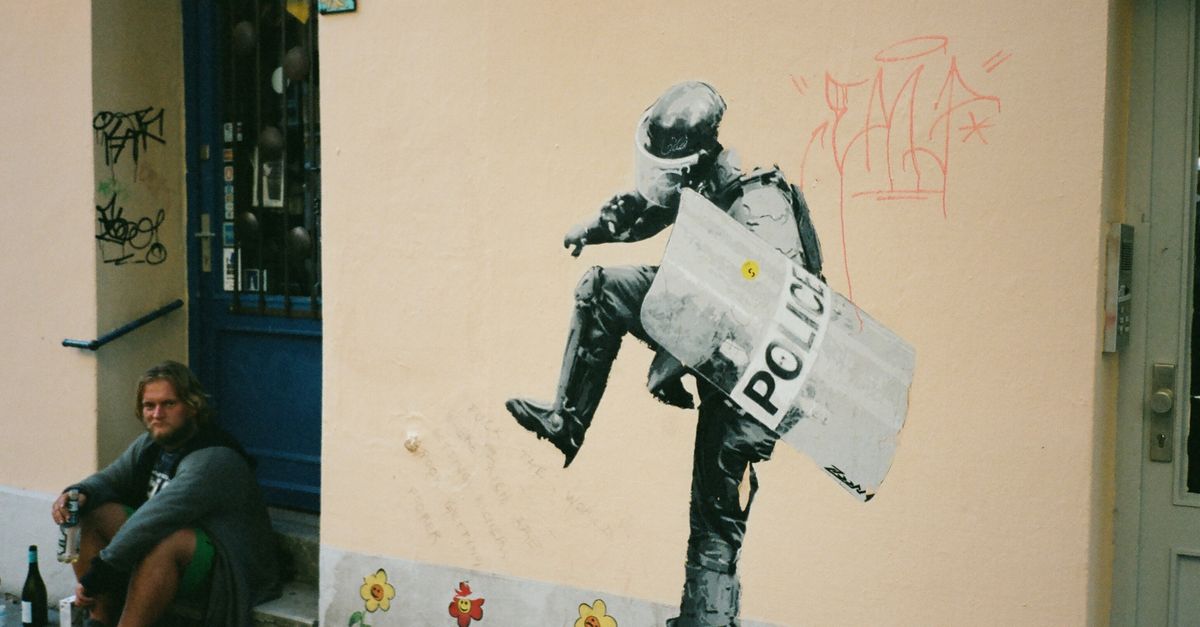 découvrez banksy, l'artiste de rue mystérieux connu pour ses œuvres provocantes et engagées qui inspirent le monde entier.