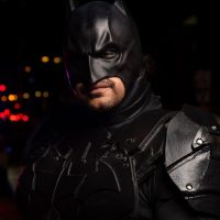 découvrez l'armure de batman alliant technologie avancée et design robuste pour protéger le chevalier noir dans ses combats contre le crime.