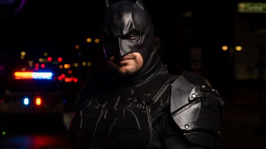 découvrez l'armure de batman alliant technologie avancée et design robuste pour protéger le chevalier noir dans ses combats contre le crime.