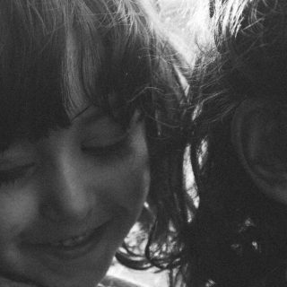 découvrez tout sur les enfants de charlotte gainsbourg, sa vie de famille et ses relations personnelles.