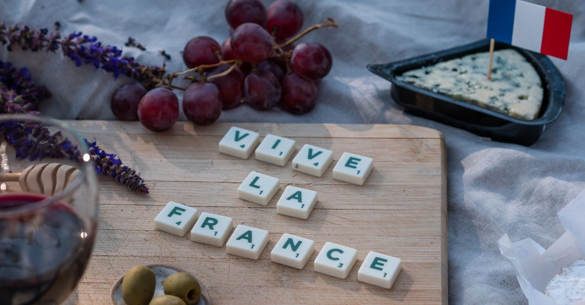 découvrez notre sélection des meilleures séries françaises, mêlant drames captivants, comédies originales et thrillers passionnants pour tous les goûts.