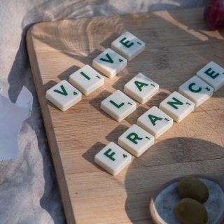 découvrez notre sélection des meilleures séries françaises, avec des intrigues captivantes et des personnages mémorables pour tous les fans de fiction télévisée.