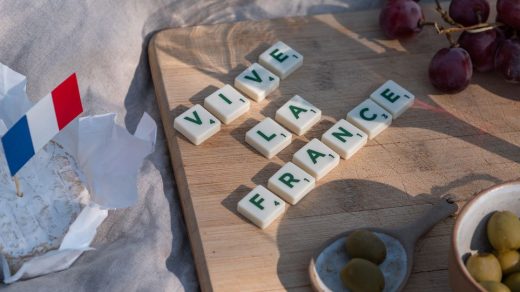découvrez notre sélection des meilleures séries françaises, avec des intrigues captivantes et des personnages mémorables pour tous les fans de fiction télévisée.