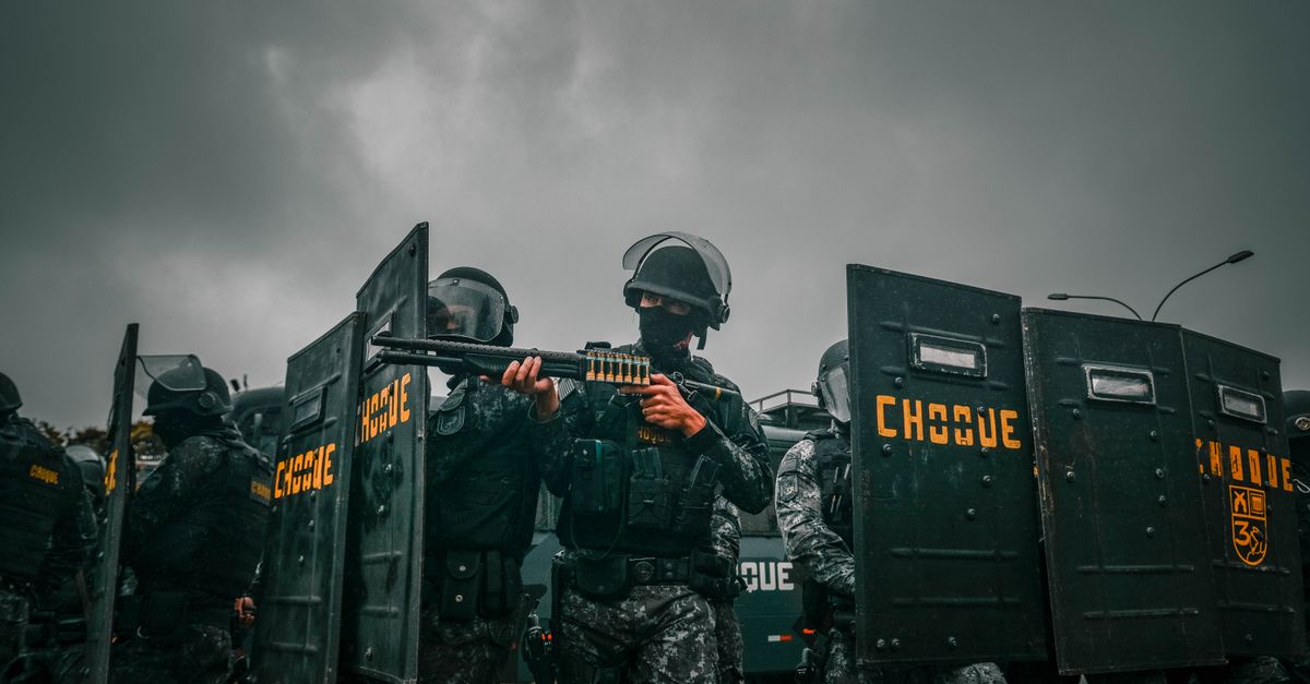 découvrez le gign, unité d'élite de la gendarmerie nationale française spécialisée dans les opérations anti-terroristes et les interventions à haut risque.