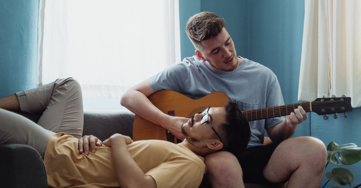 heartstopper est une série touchante et pleine d'émotion qui explore l'amitié, l'amour et l'acceptation à travers les personnages attachants de nick et charlie.