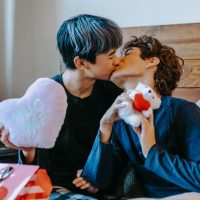 heartstopper raconte une histoire touchante d'amitié et d'amour entre deux adolescents, explorant la découverte de soi et les défis de la jeunesse avec douceur et authenticité.