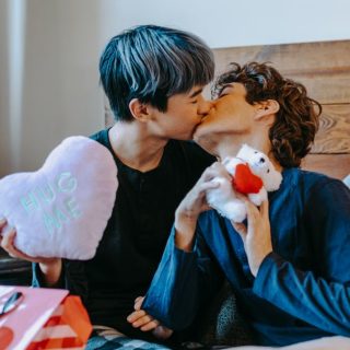 heartstopper raconte une histoire touchante d'amitié et d'amour entre deux adolescents, explorant la découverte de soi et les défis de la jeunesse avec douceur et authenticité.