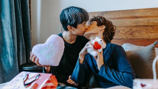 heartstopper raconte une histoire touchante d'amitié et d'amour entre deux adolescents, explorant la découverte de soi et les défis de la jeunesse avec douceur et authenticité.