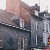 découvrez 'les misérables', un chef-d'œuvre de victor hugo explorant la justice, la rédemption et la lutte pour la liberté dans la france du 19ème siècle.