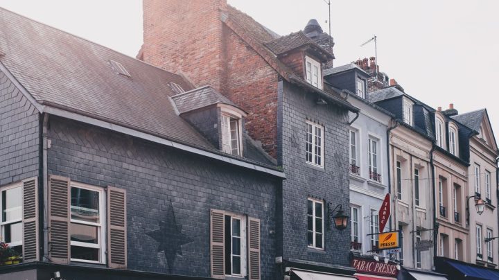 découvrez 'les misérables', un chef-d'œuvre de victor hugo explorant la justice, la rédemption et la lutte pour la liberté dans la france du 19ème siècle.