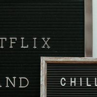 découvrez les nouveautés et sorties incontournables sur netflix en août 2026 : séries, films et documentaires à ne pas manquer ce mois-ci.