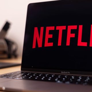 découvrez les dernières sorties netflix : films, séries et documentaires à ne pas manquer ce mois-ci.