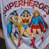 découvrez l'univers captivant de supergirl, l'héroïne emblématique dotée de pouvoirs extraordinaires, qui lutte pour la justice et la protection de l'humanité.