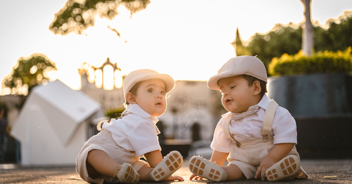 découvrez l'univers fascinant des jumeaux : leurs liens uniques, leurs différences et tout ce qui rend cette relation si spéciale.