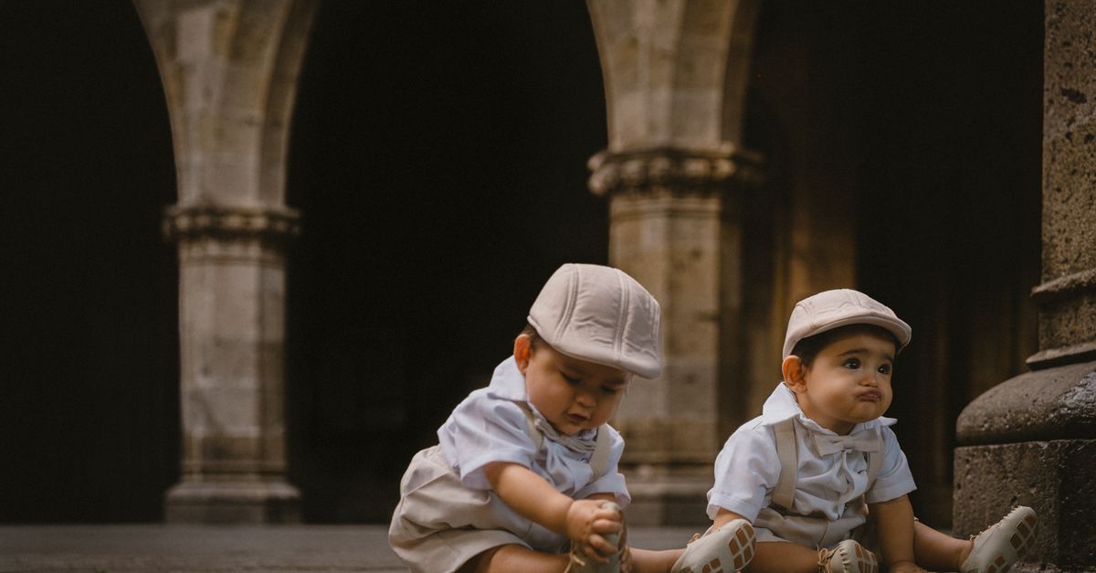 découvrez tout sur les jumeaux : leur développement, leurs particularités et les liens uniques qui les unissent.