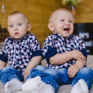 découvrez tout sur les jumeaux : leurs particularités, liens uniques et faits fascinants à propos des frères et sœurs nés le même jour.