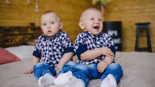 découvrez tout sur les jumeaux : leurs particularités, liens uniques et faits fascinants à propos des frères et sœurs nés le même jour.