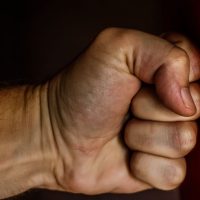 découvrez une analyse approfondie sur la violence, ses causes, ses impacts et les moyens de la prévenir dans notre société.