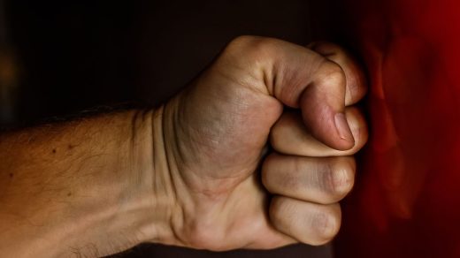 découvrez une analyse approfondie sur la violence, ses causes, ses impacts et les moyens de la prévenir dans notre société.
